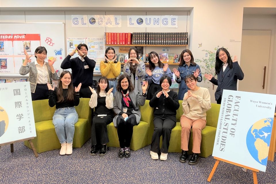カナダのブレシア大学の学長が「グローバル・ラウンジ」で国際学部の学生たちと交流しました | 和洋女子大学