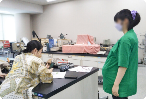 大きいTシャツ等を着て、動きやすさやシルエット、お腹が目立つか等を検討します。